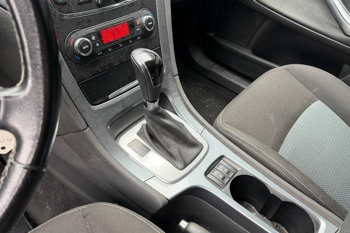 Grå Ford Mondeo fra 2010