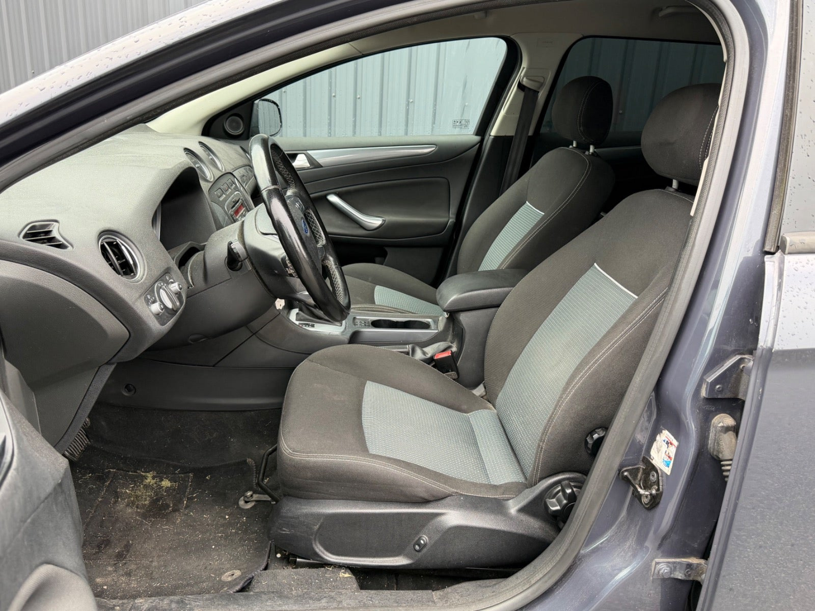 Grå Ford Mondeo fra 2010