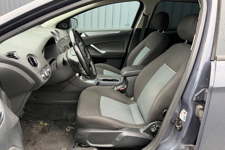Grå Ford Mondeo fra 2010