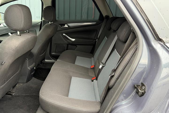 Grå Ford Mondeo fra 2010