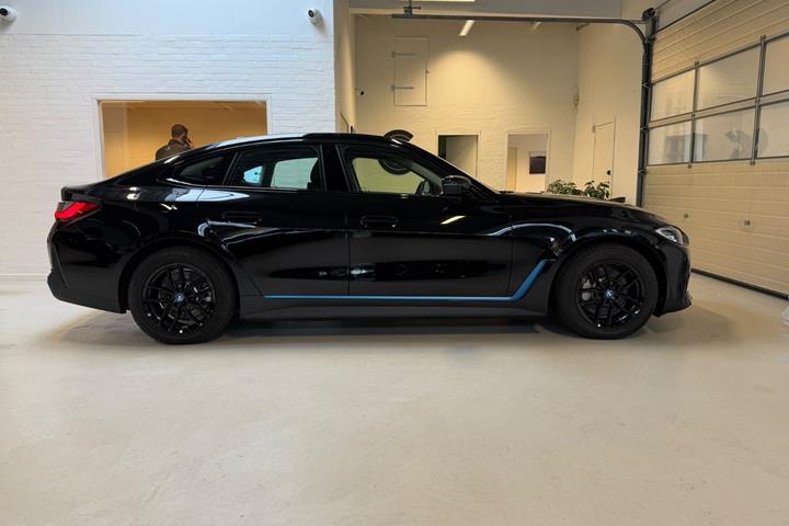Sort BMW i4 fra 2023