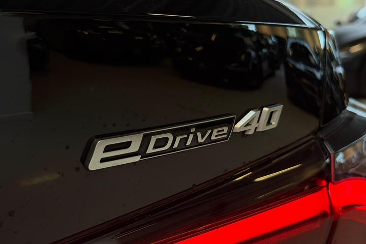 Sort BMW i4 fra 2023