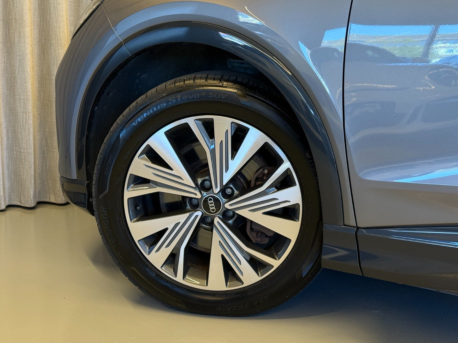 Grå Audi Q4 e-tron fra 2023