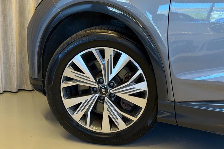 Grå Audi Q4 e-tron fra 2023
