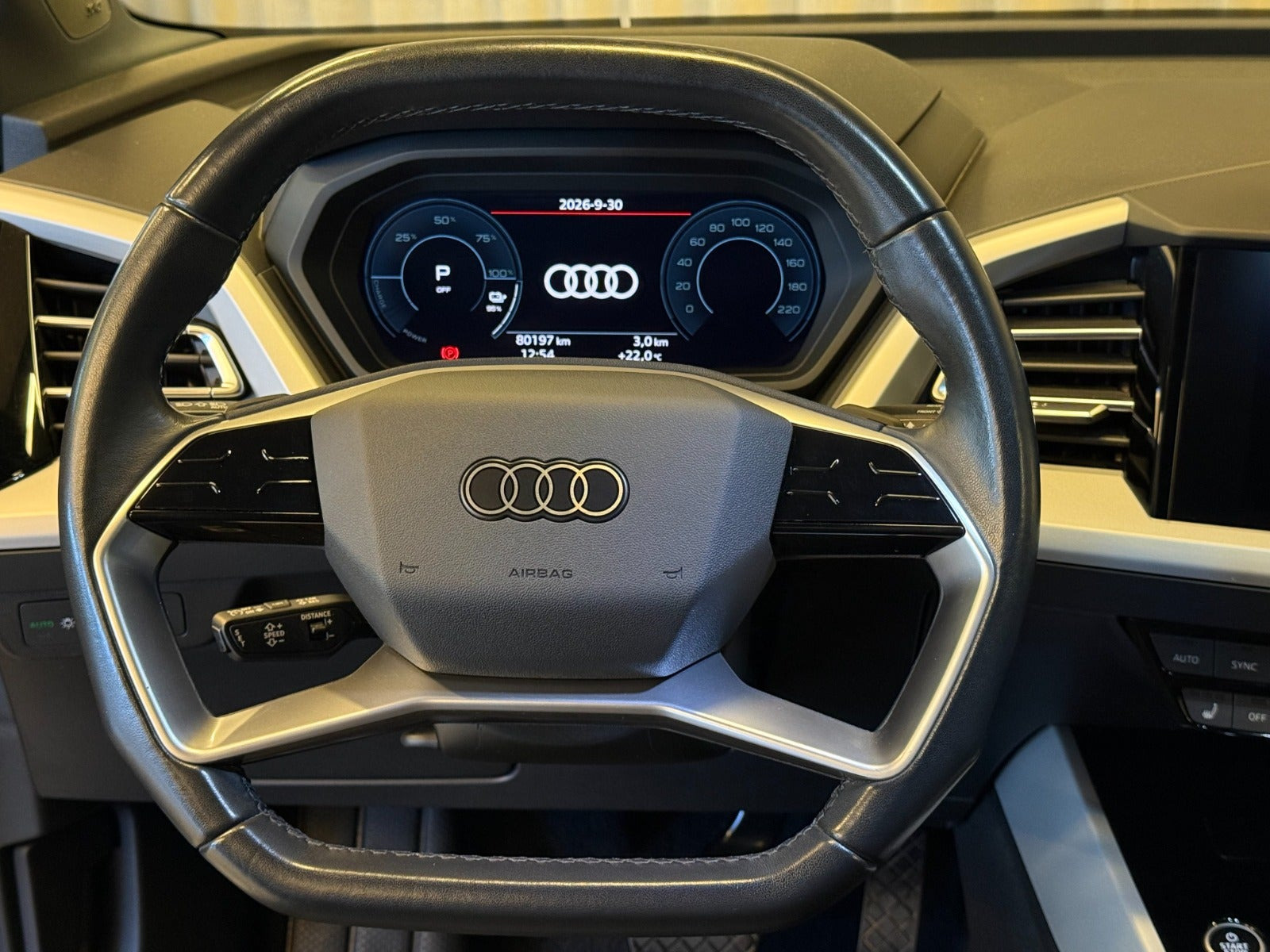 Grå Audi Q4 e-tron fra 2023