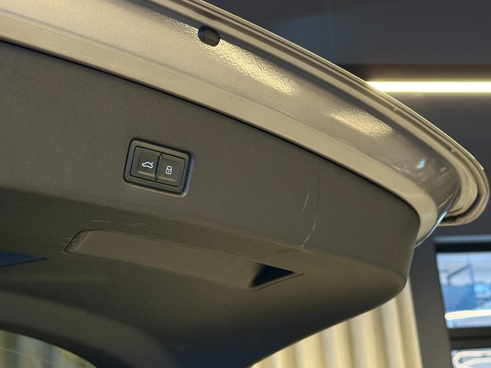 Grå Audi Q4 e-tron fra 2023