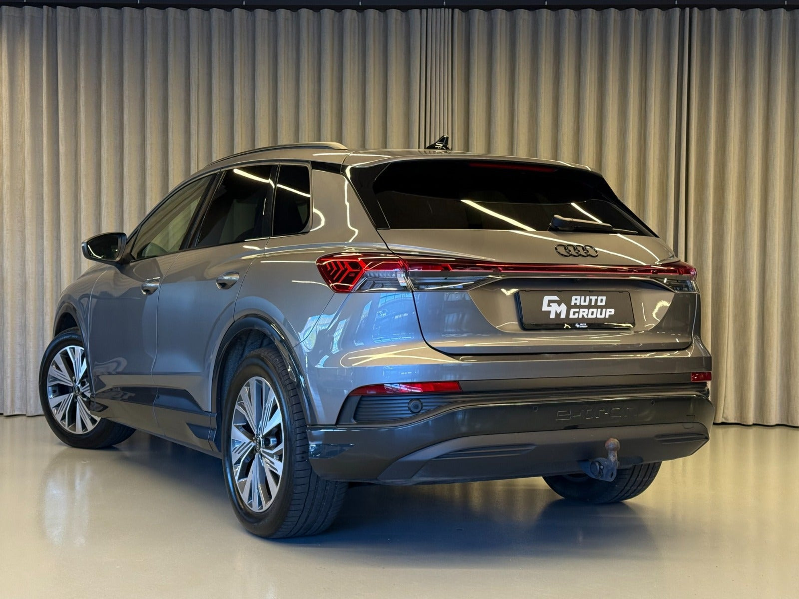 Grå Audi Q4 e-tron fra 2023