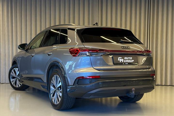 Grå Audi Q4 e-tron fra 2023