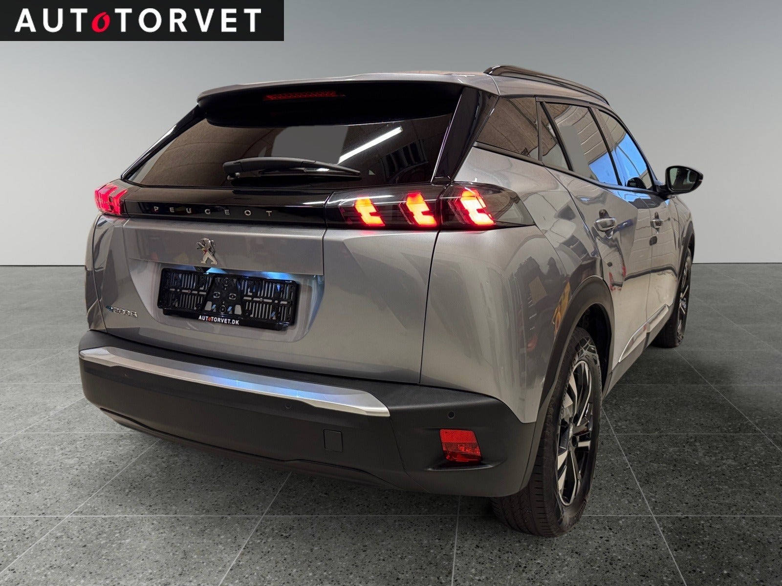 Sølv Peugeot e-2008 fra 2023