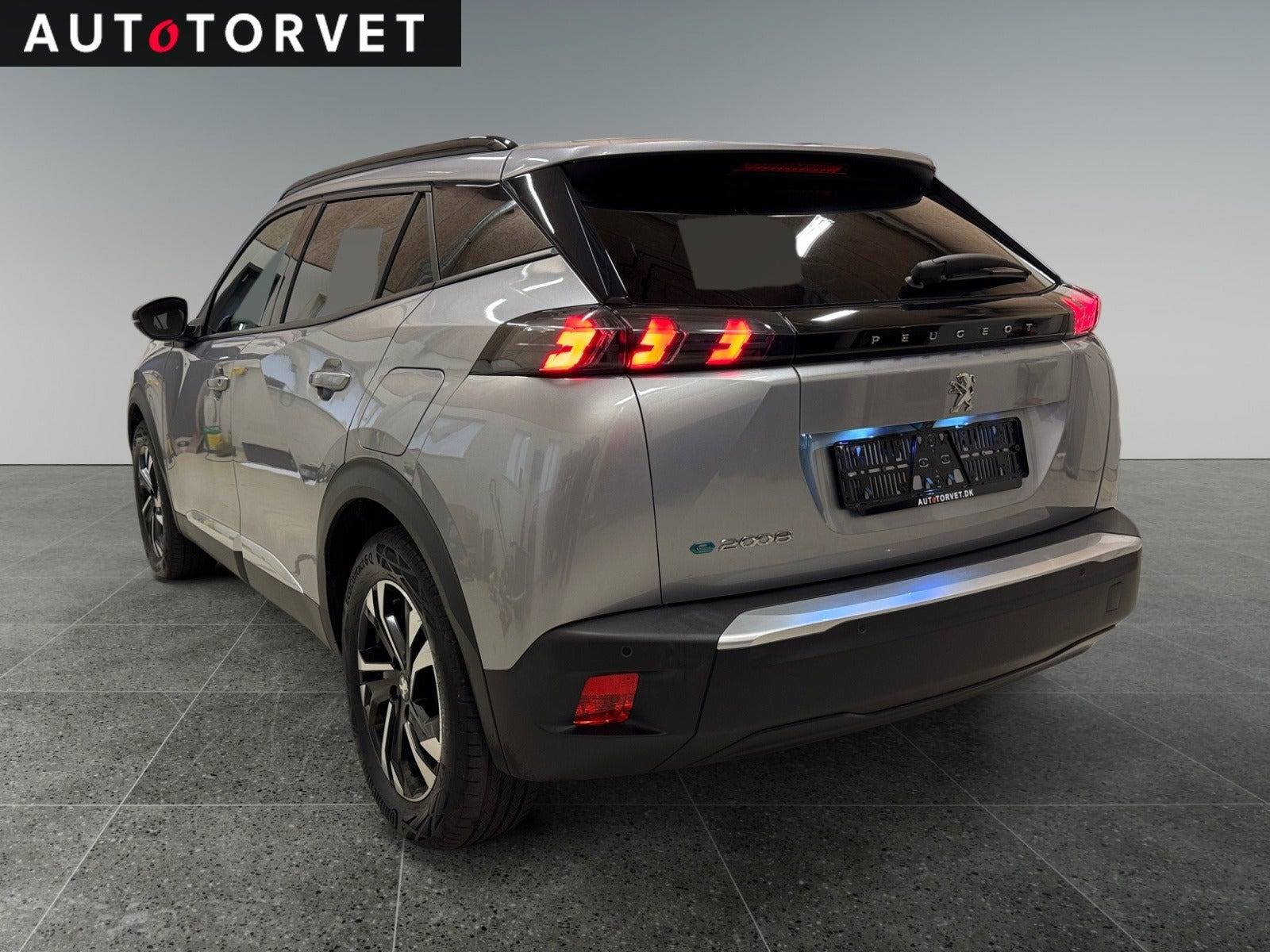 Sølv Peugeot e-2008 fra 2023