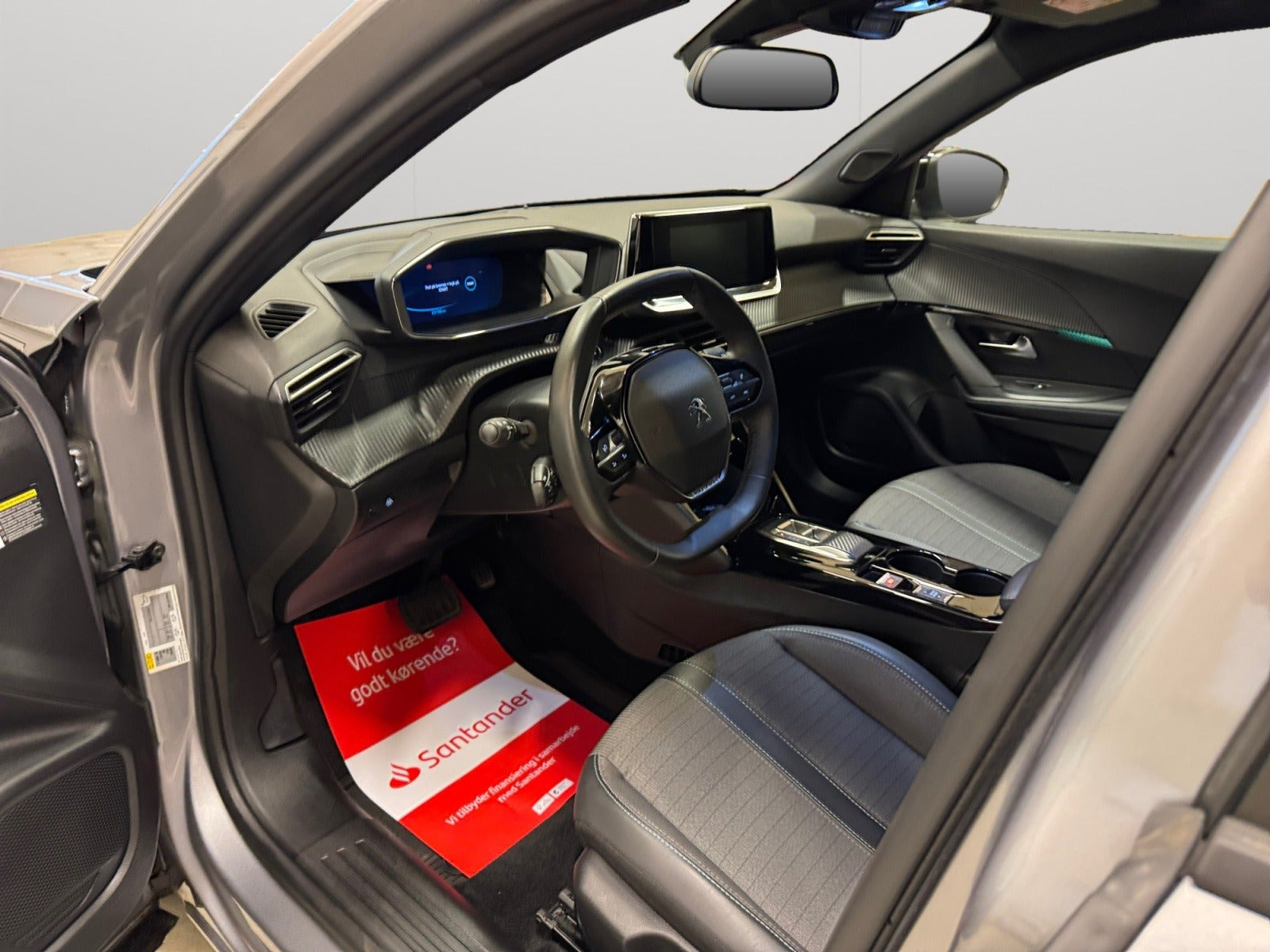 Sølv Peugeot e-2008 fra 2023
