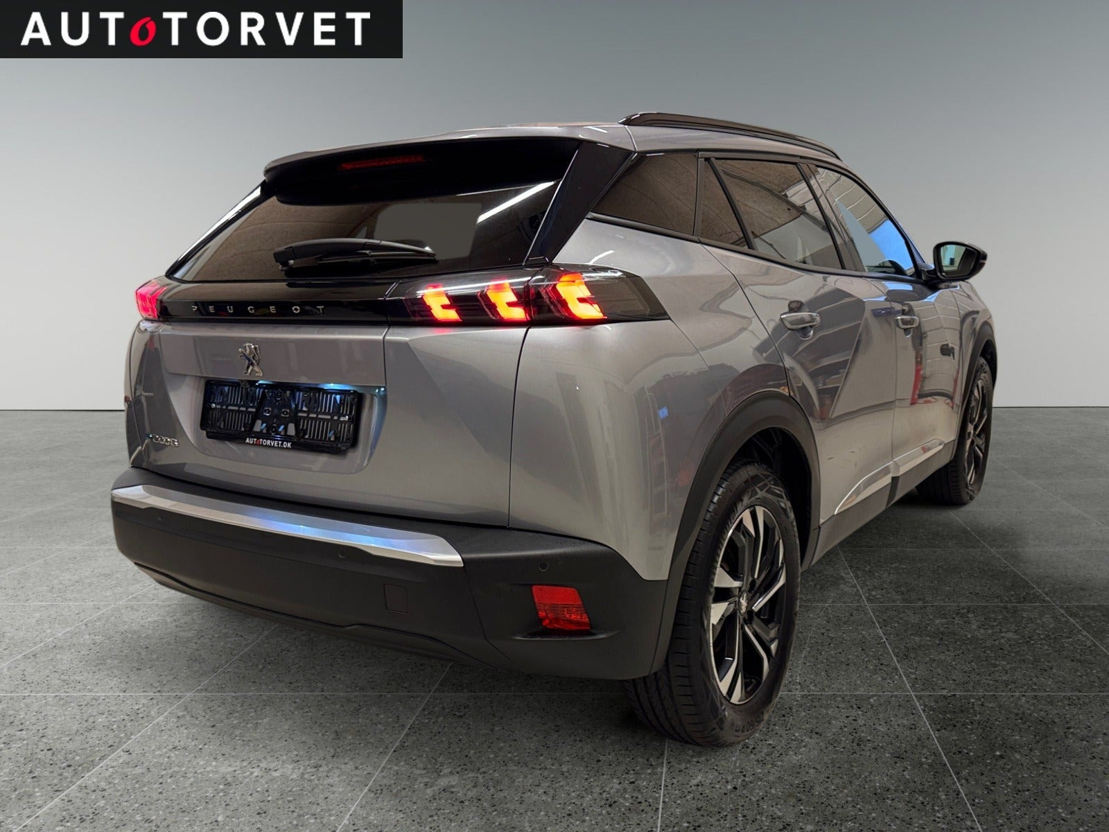 Sølv Peugeot e-2008 fra 2023