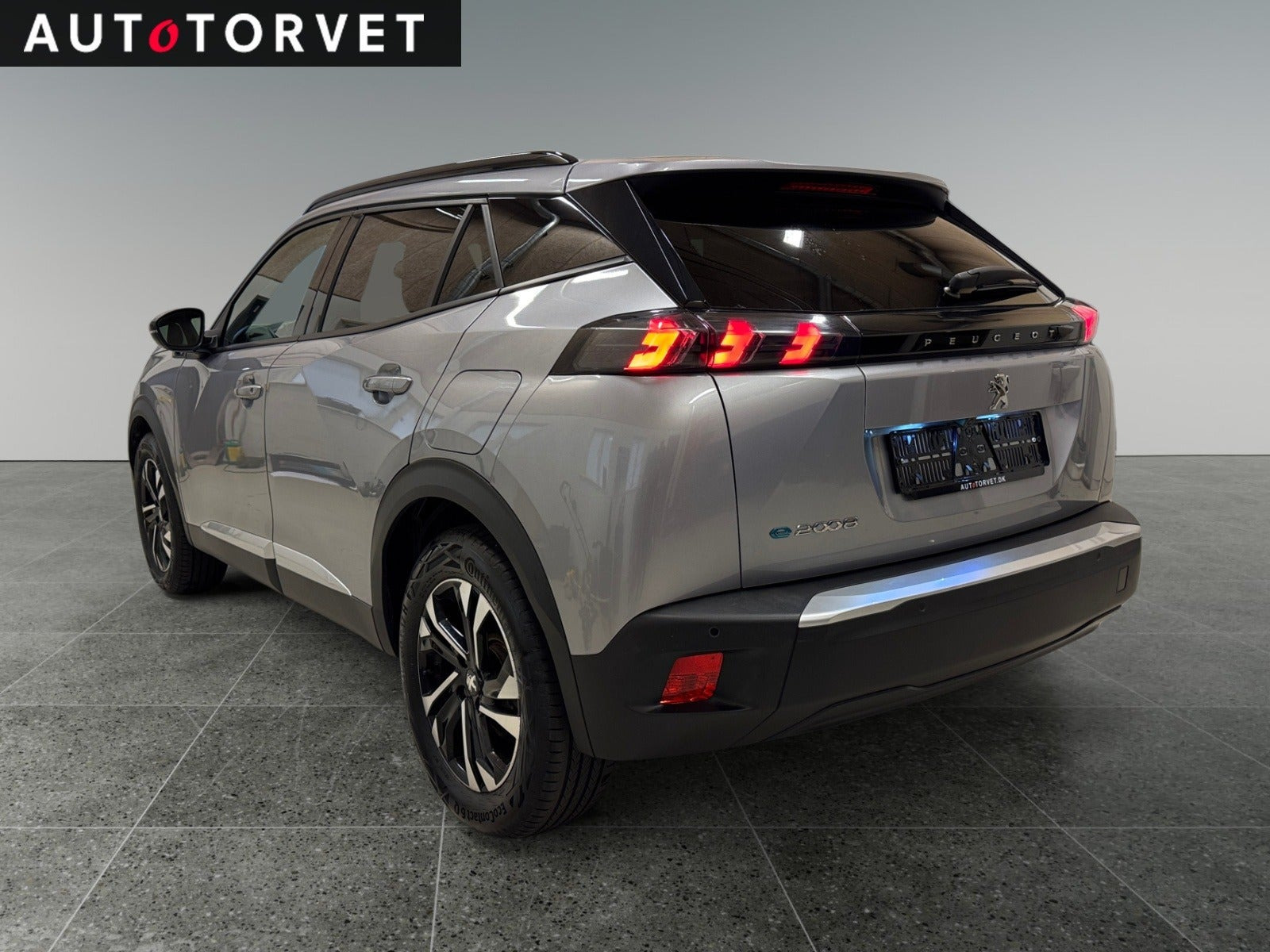 Sølv Peugeot e-2008 fra 2023