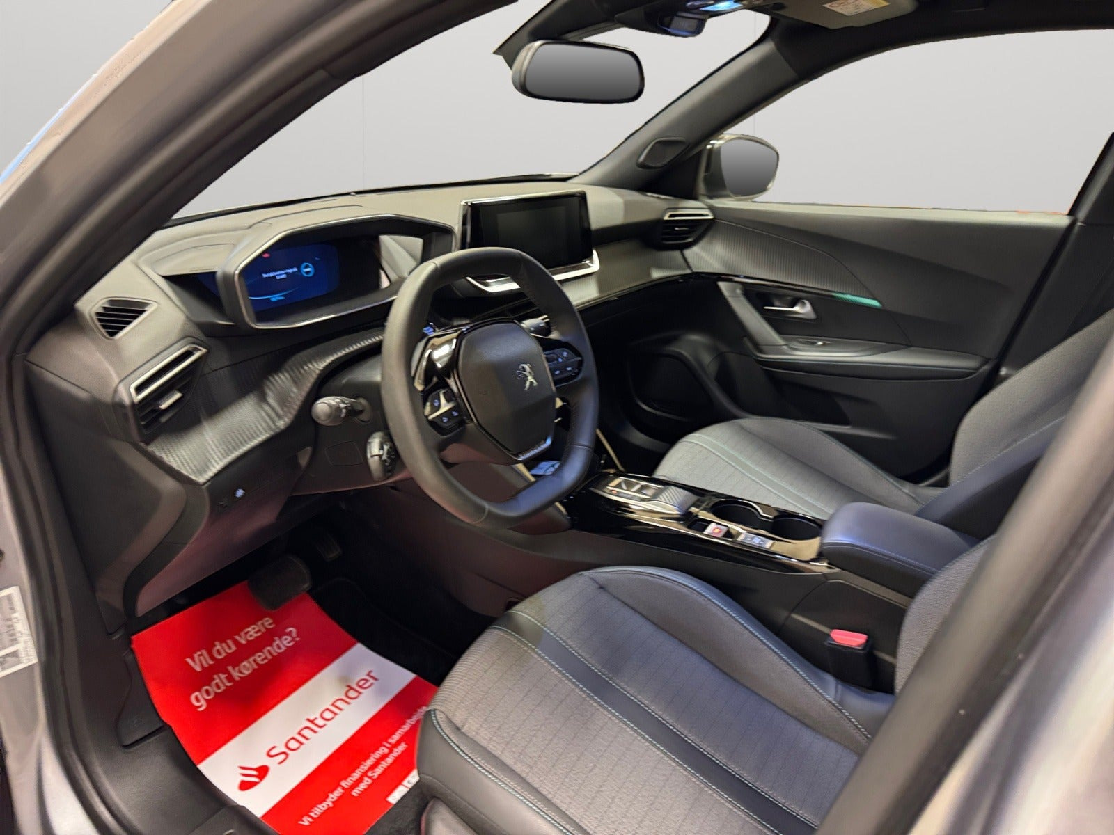 Sølv Peugeot e-2008 fra 2023