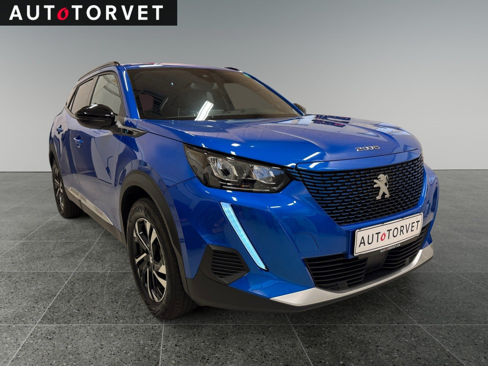 Blå Peugeot e-2008 fra 2023