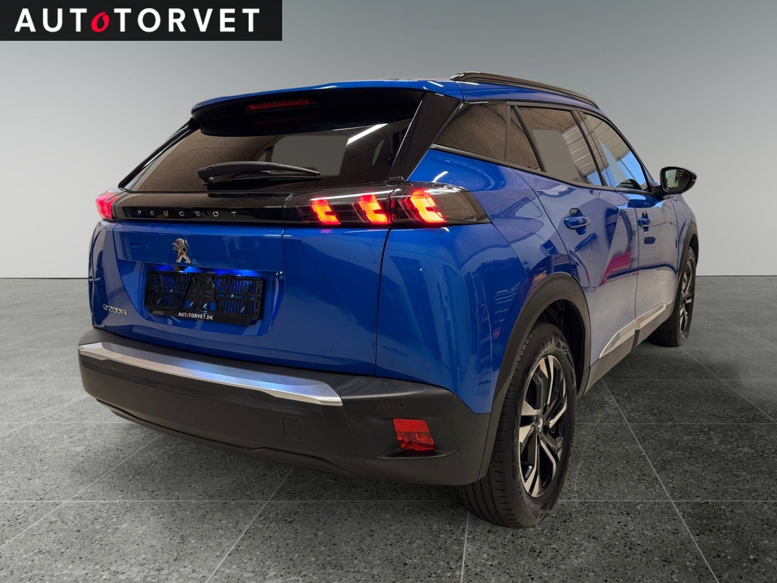 Blå Peugeot e-2008 fra 2023