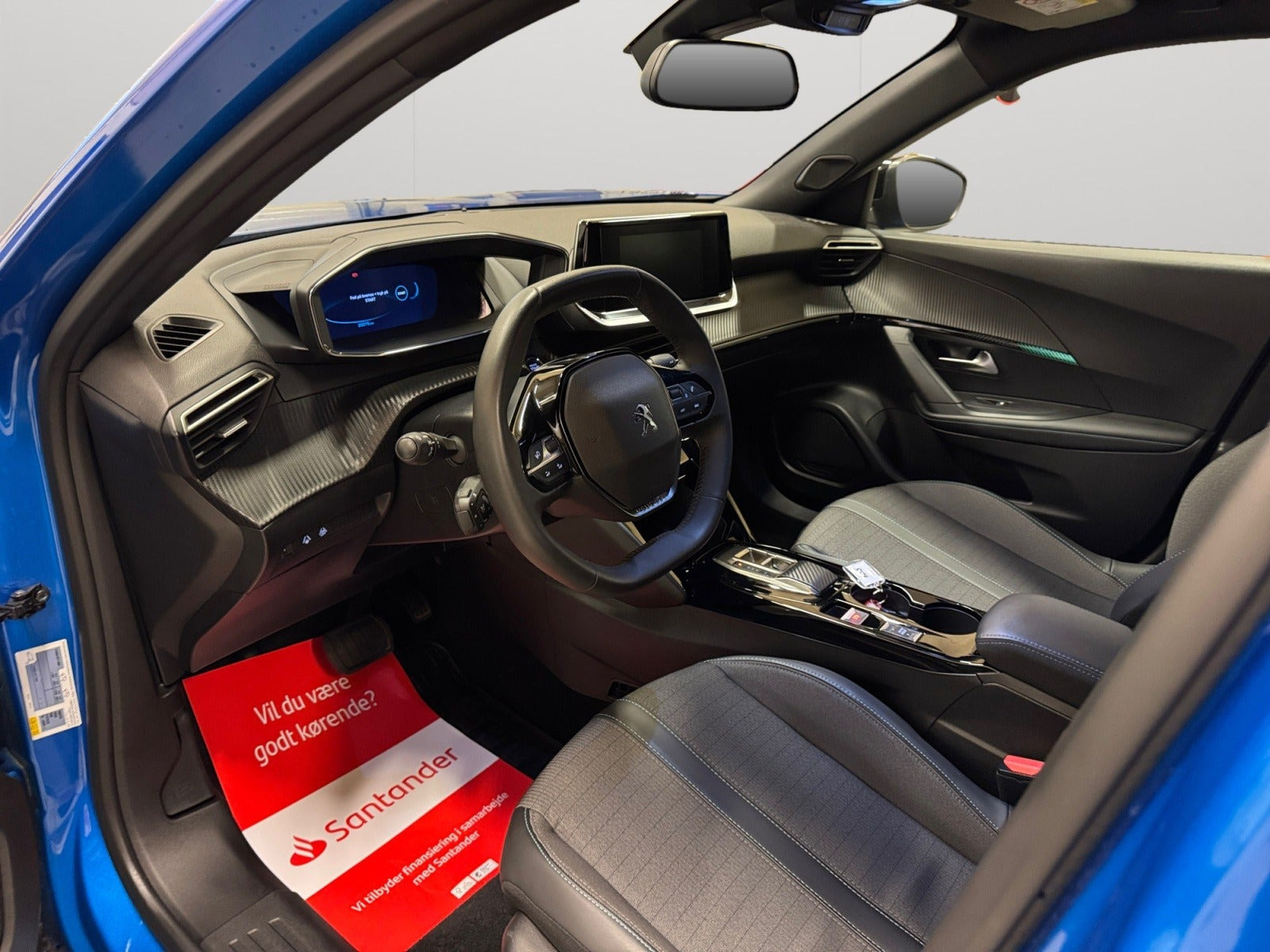 Blå Peugeot e-2008 fra 2023