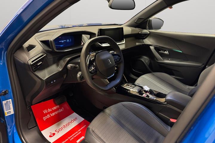 Blå Peugeot e-2008 fra 2023