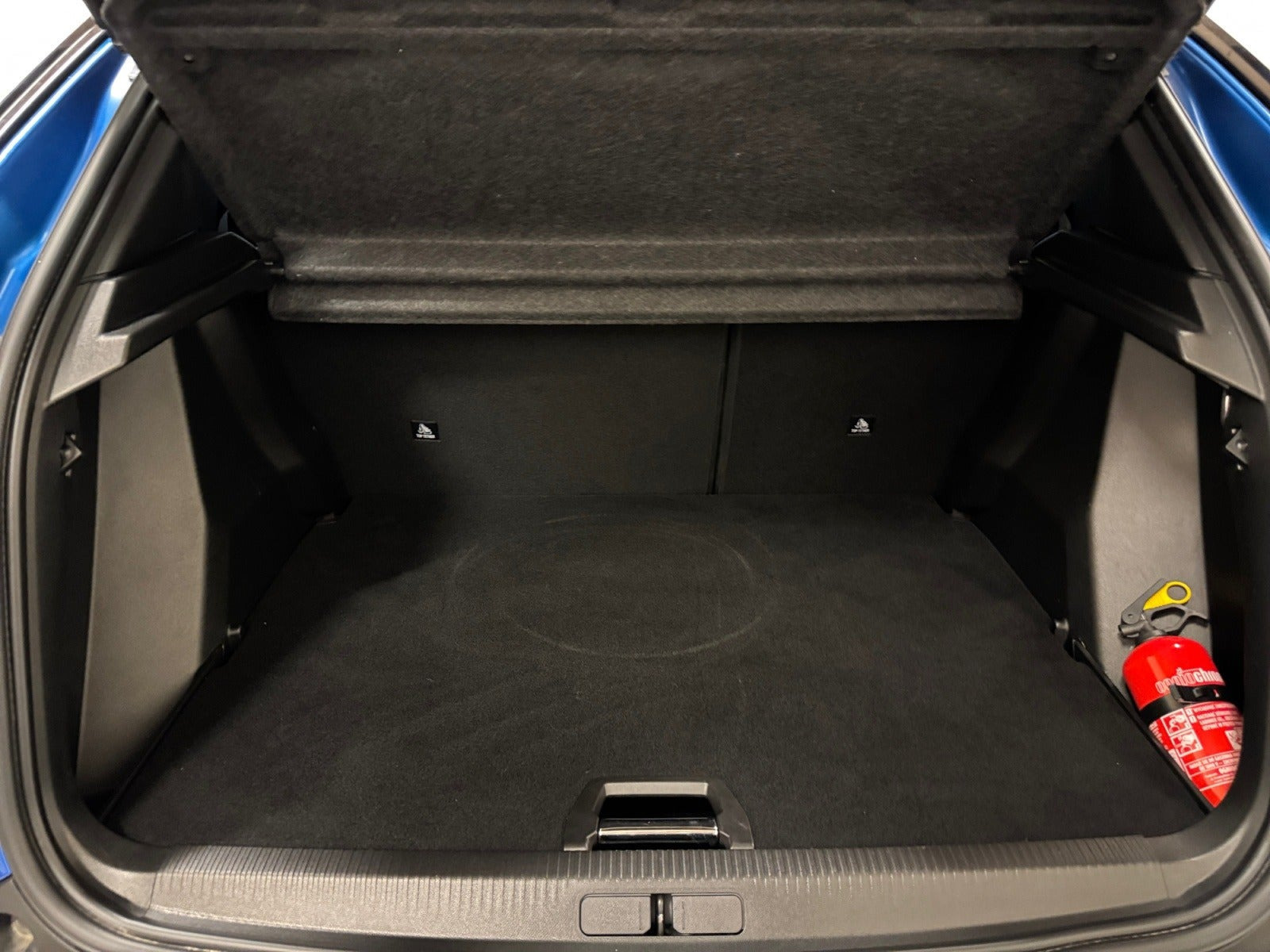 Blå Peugeot e-2008 fra 2023