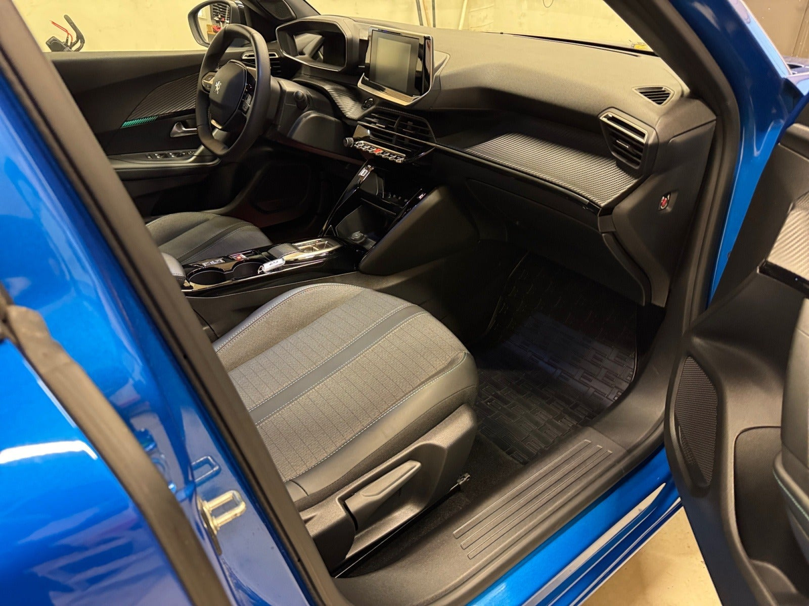 Blå Peugeot e-2008 fra 2023