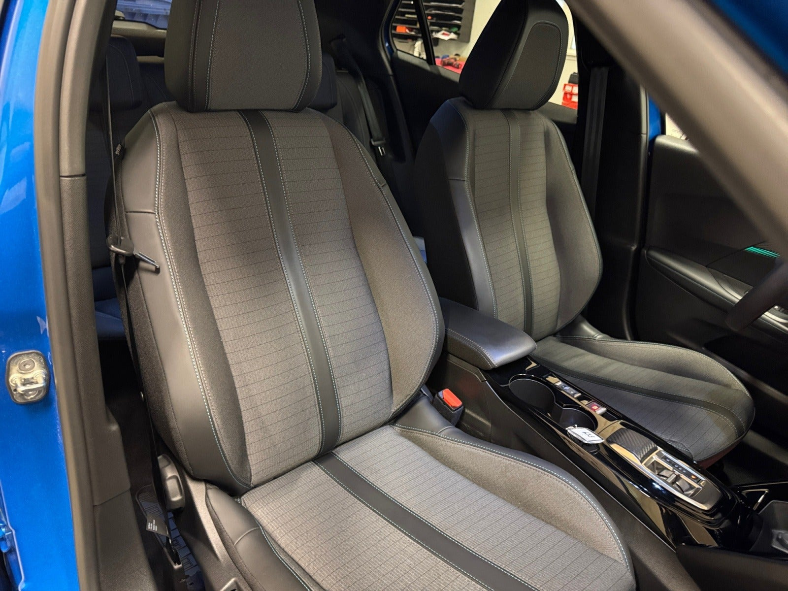 Blå Peugeot e-2008 fra 2023