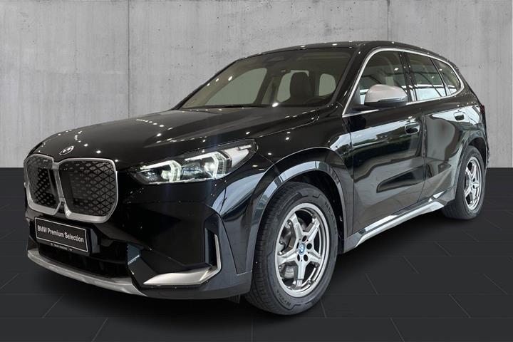 Sort BMW iX1 fra 2024 set udefra
