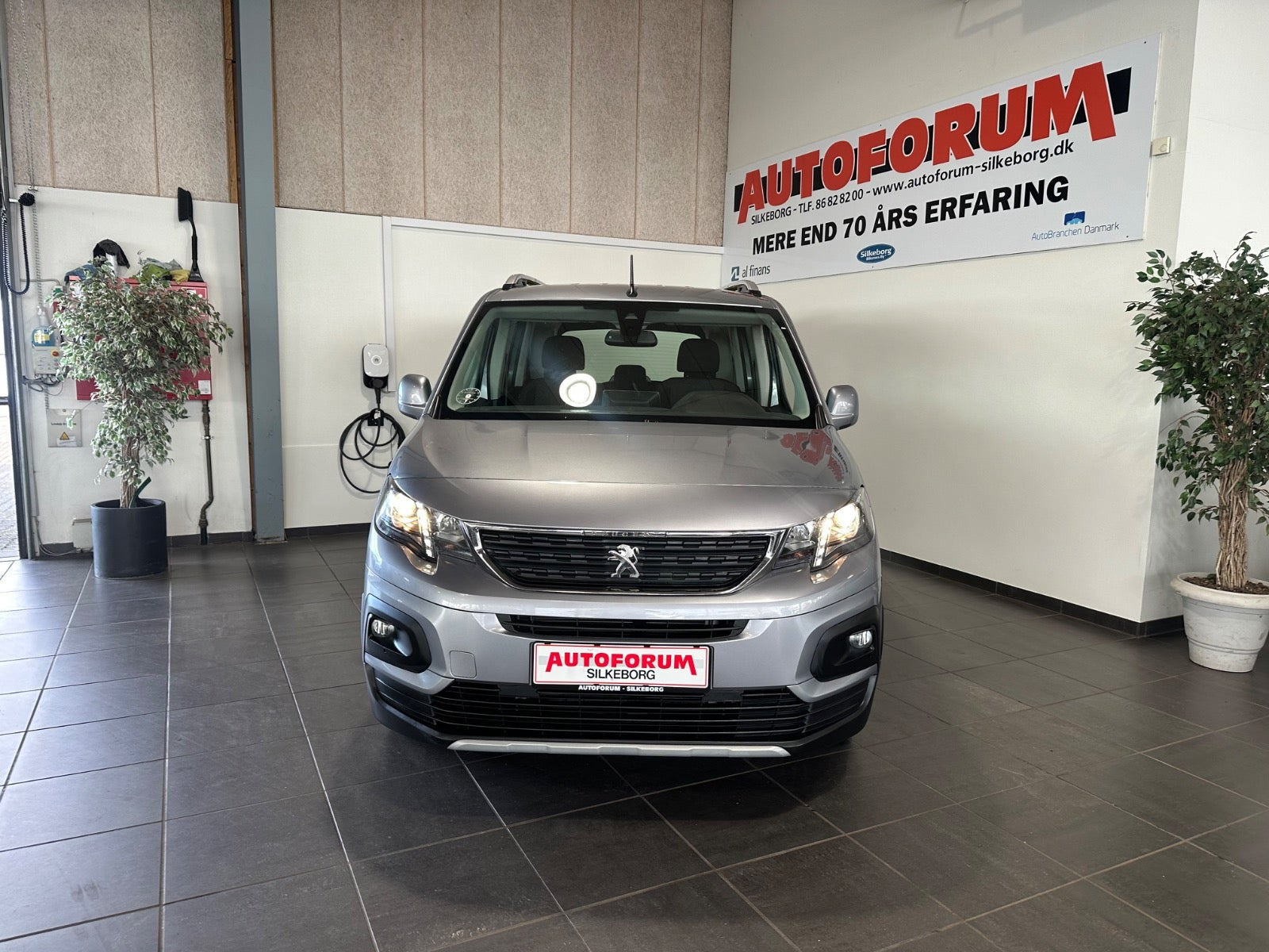 Grå Peugeot Rifter fra 2020