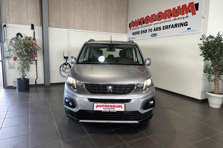 Grå Peugeot Rifter fra 2020