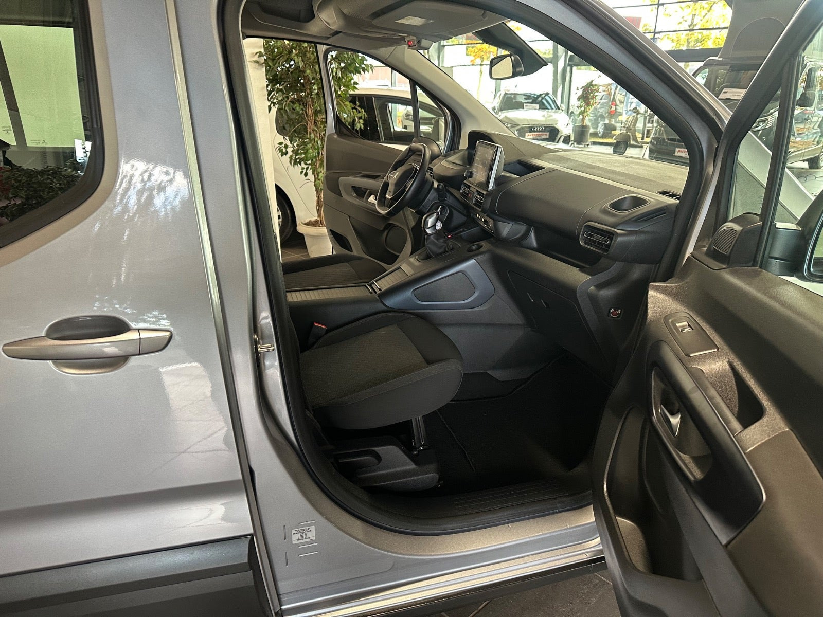 Grå Peugeot Rifter fra 2020