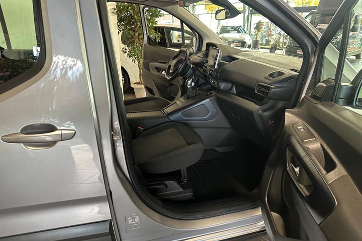 Grå Peugeot Rifter fra 2020