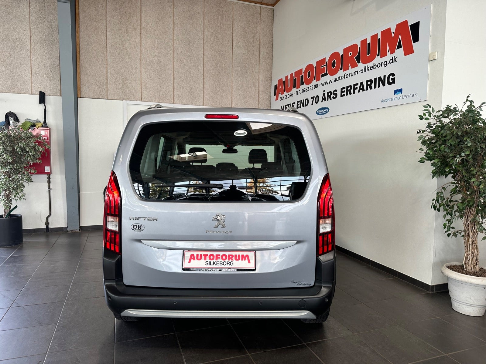 Grå Peugeot Rifter fra 2020