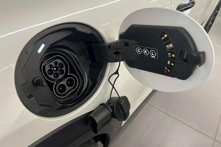 Hvid Mini Cooper SE fra 2023