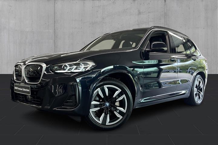 Sort BMW iX3 fra 2024 set udefra
