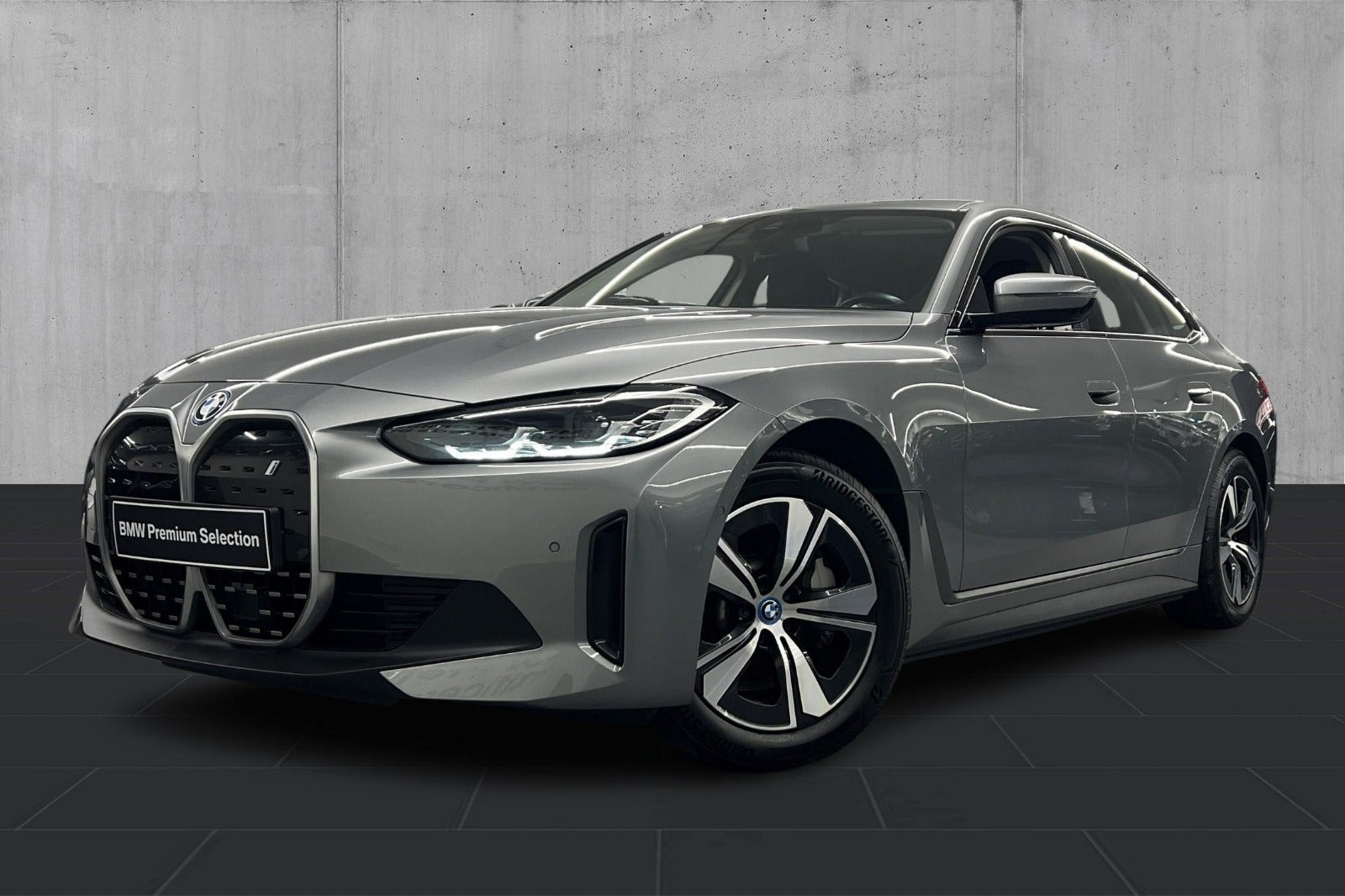 Grå BMW i4 fra 2023