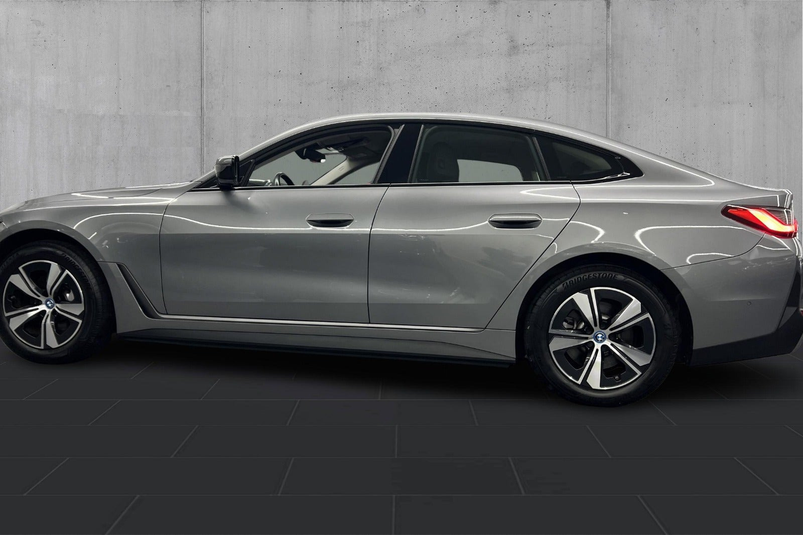 Grå BMW i4 fra 2023