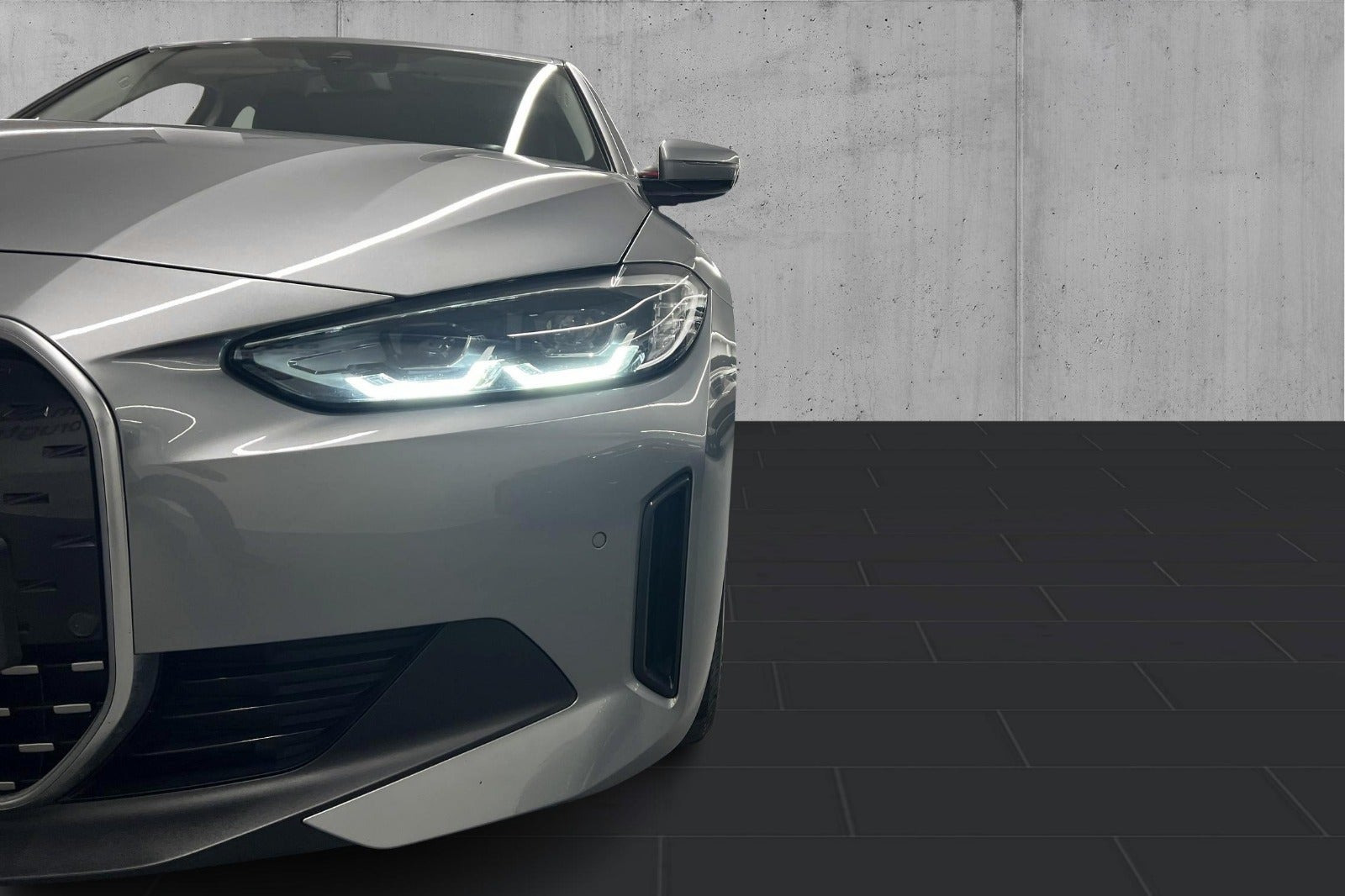 Grå BMW i4 fra 2023