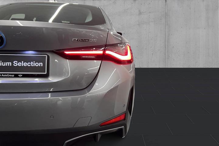 Grå BMW i4 fra 2023