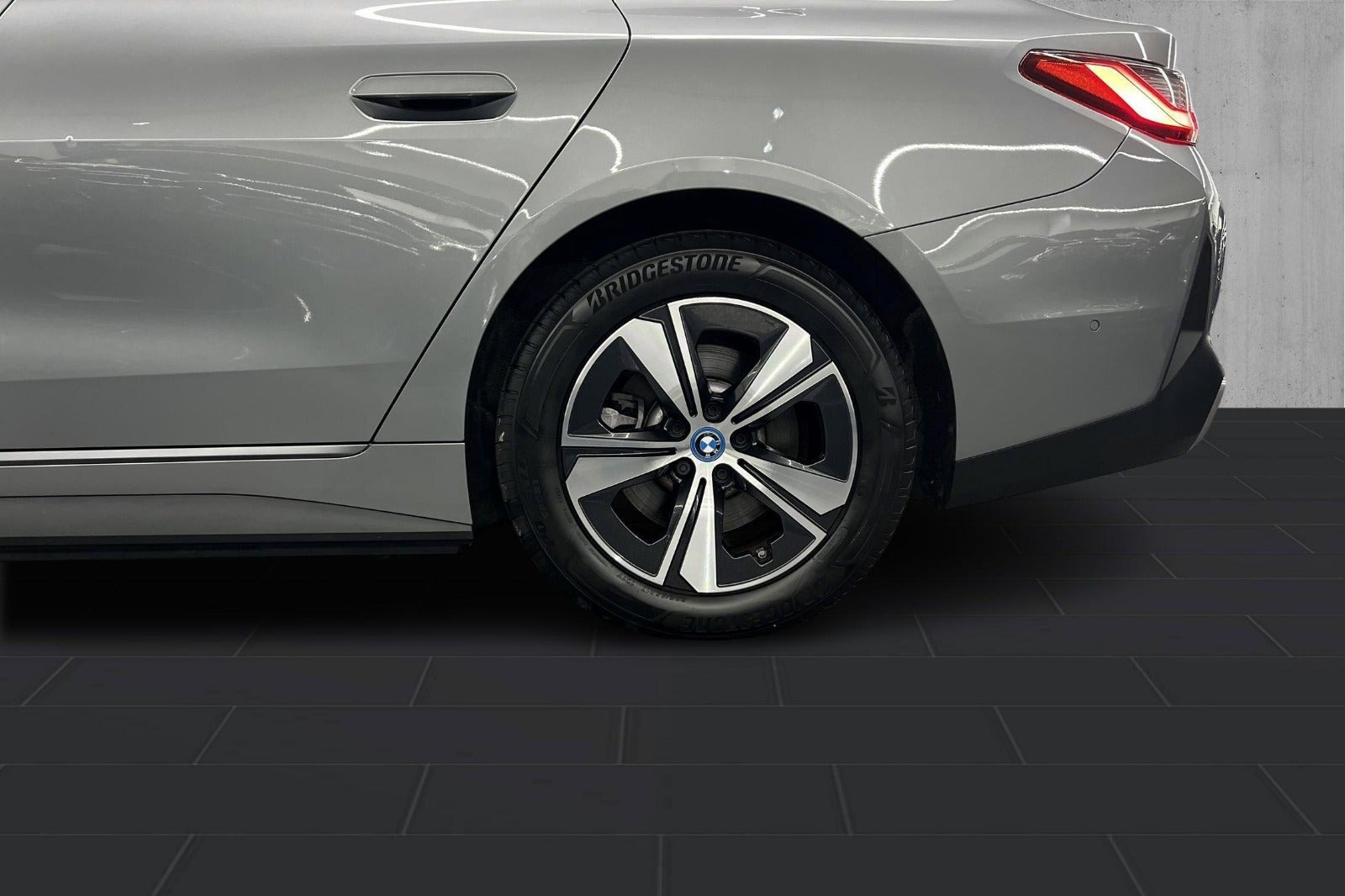 Grå BMW i4 fra 2023