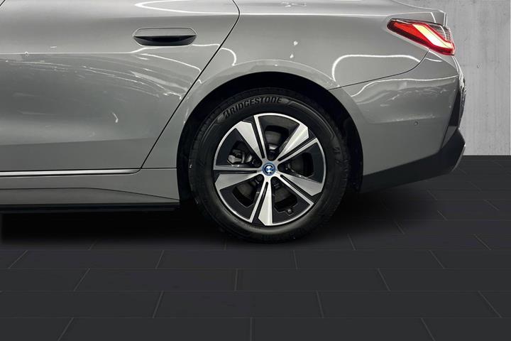Grå BMW i4 fra 2023