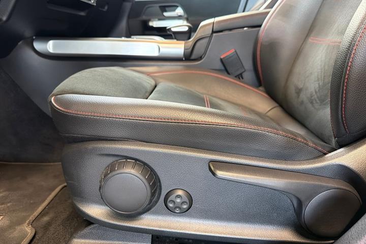 Sort Mercedes EQB350 fra 2023