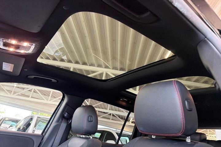 Sort Mercedes EQB350 fra 2023