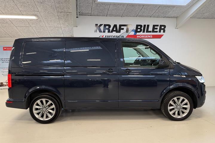 Blå VW Transporter fra 2020