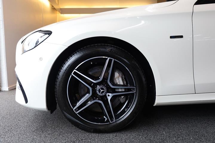 Hvid Mercedes E300 de fra 2020
