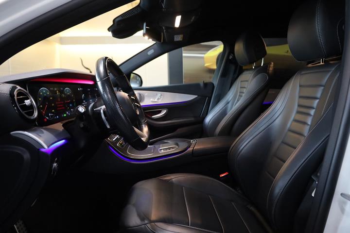 Hvid Mercedes E300 de fra 2020