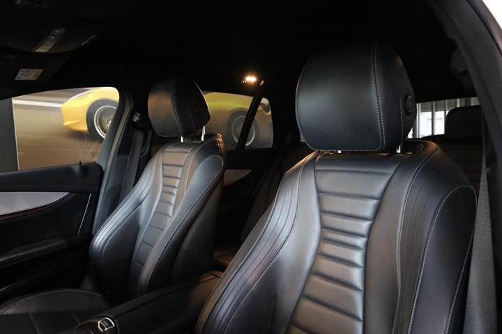 Hvid Mercedes E300 de fra 2020