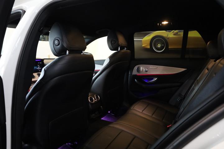 Hvid Mercedes E300 de fra 2020