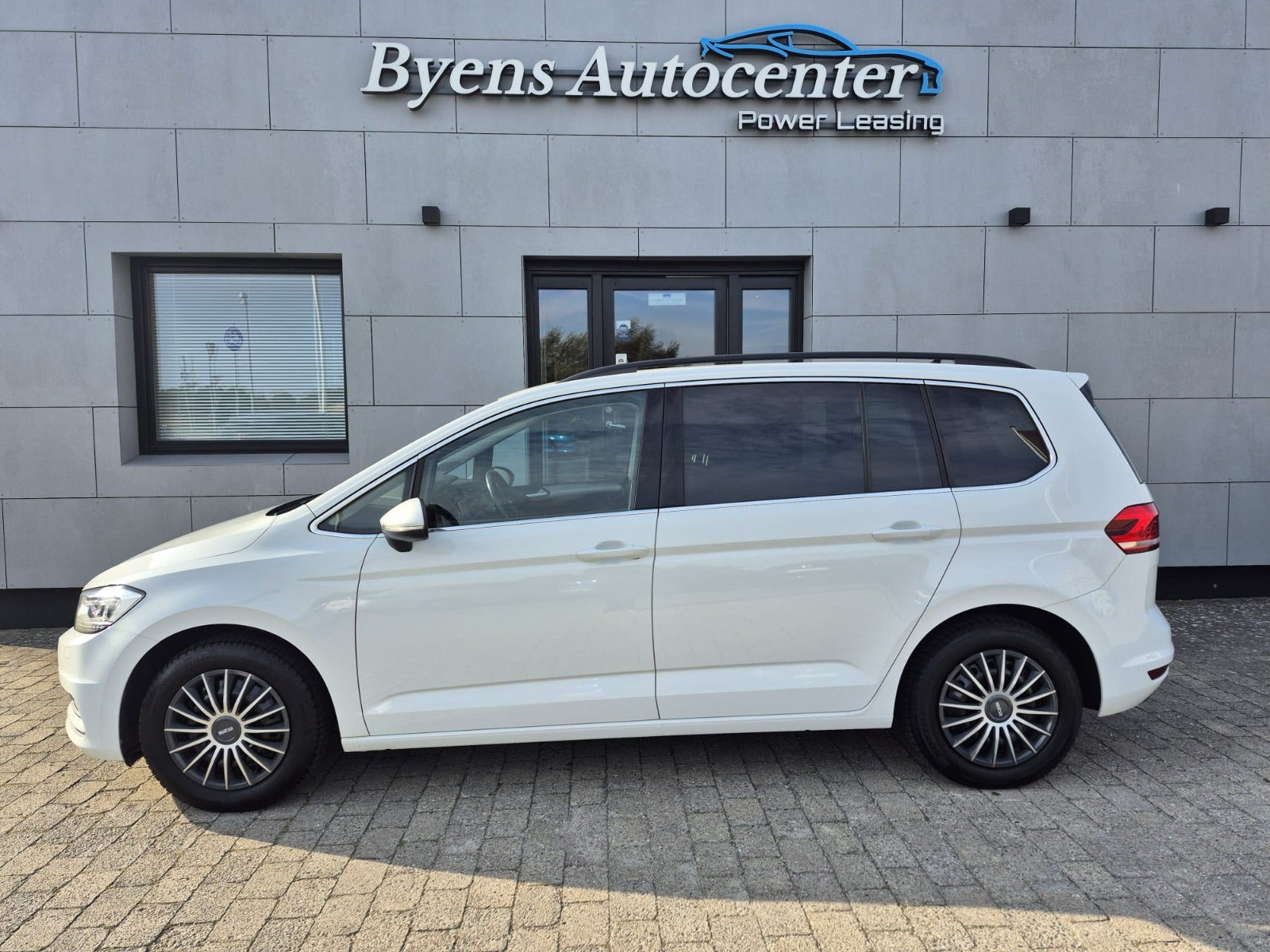 Hvid VW Touran fra 2020