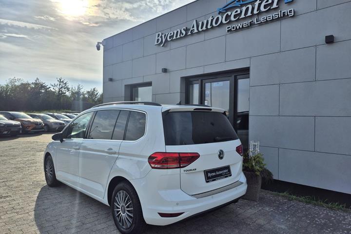Hvid VW Touran fra 2020