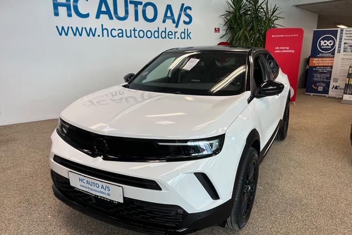 Hvid Opel Mokka-e fra 2024 set udefra