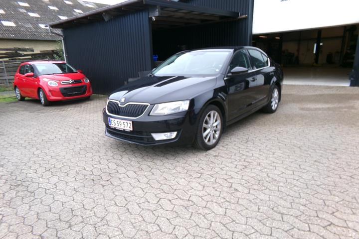 Sort Skoda Octavia fra 2014